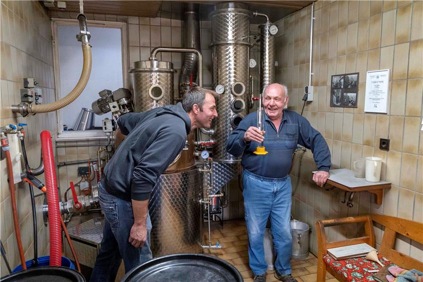 Ralf Steinhilber (links) und sein Vater Richard Steinhilber prüfen die Stärke des Destillats. Bild: Klaus Franke