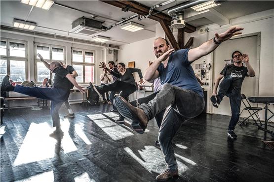 Rap, einen durchgehender Rhythmus, und ja, auch Choreografien wird es geben: Die Akteure des Harlekintheaters bereiten sich vor.Bild: Ulrich Metz