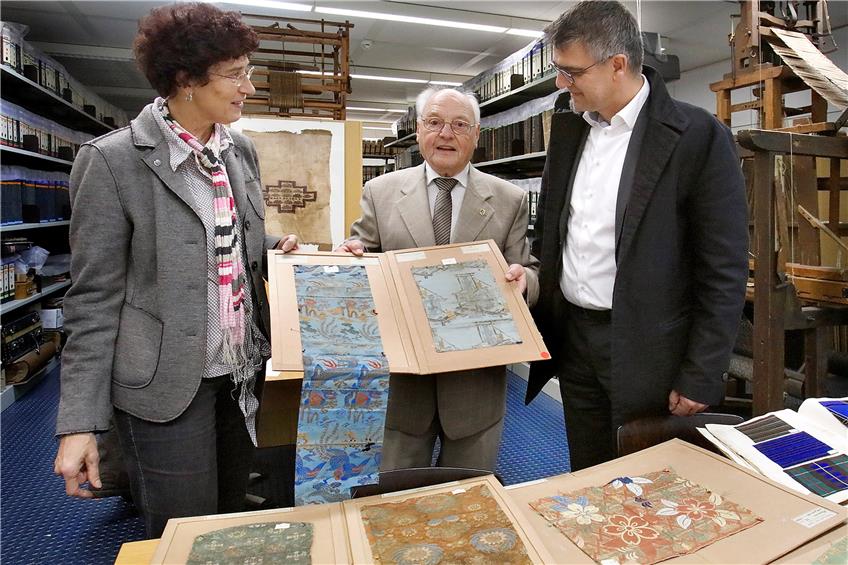 Raritäten aus Japan: Regine Lechler-Fiola, Emeritus Eugen Wendler, Textil-Dekan Michael Goretzky (von links). Bild: Haas