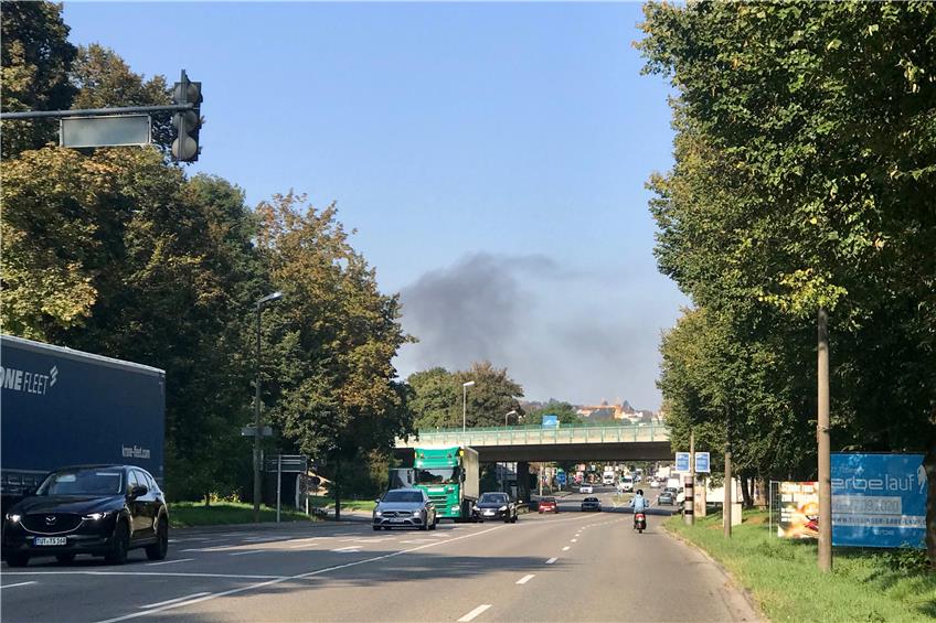 Rauchwolke über Tübingen: In der Ernst-Bloch-Straße brannte eine Holzhütte ab, der Qualm war am klaren Himmel weit zu sehen. Bild: Jonas Bleeser