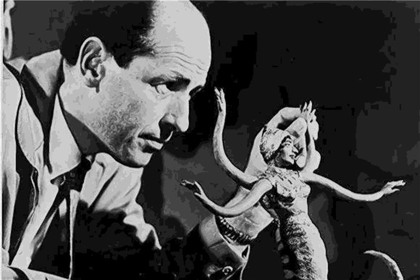 Ray Harryhausen (Mitte) erweckte mit dem Einzelbild-Verfahren viele fantastische Gestalten zum Leinwand-Leben