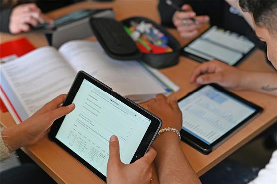 Realschüler einer zehnten Klasse der Gemeinschaftsschule Ernst-Reuter-Schule arbeiten in einer Unterrichtsstunde mit Tablets. Foto: Uli Deck/dpa/Archivbild