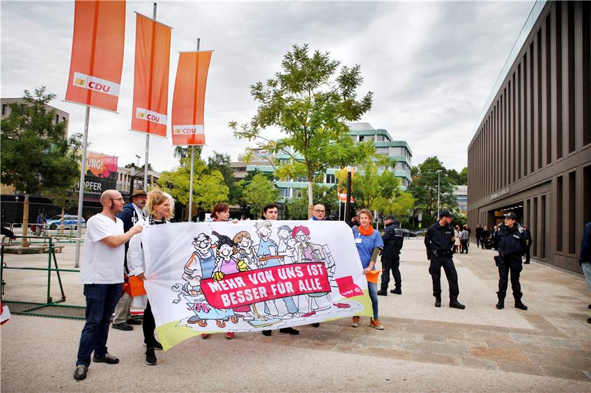 Recht überschaubar blieb der Verdi-Protest am Samstag vor den Toren der Stadthalle: Lediglich rund 20 Pflegekräfte machten mit Plakaten auf die Personalnot in den Krankenhäusern aufmerksam. Bild: Faden
