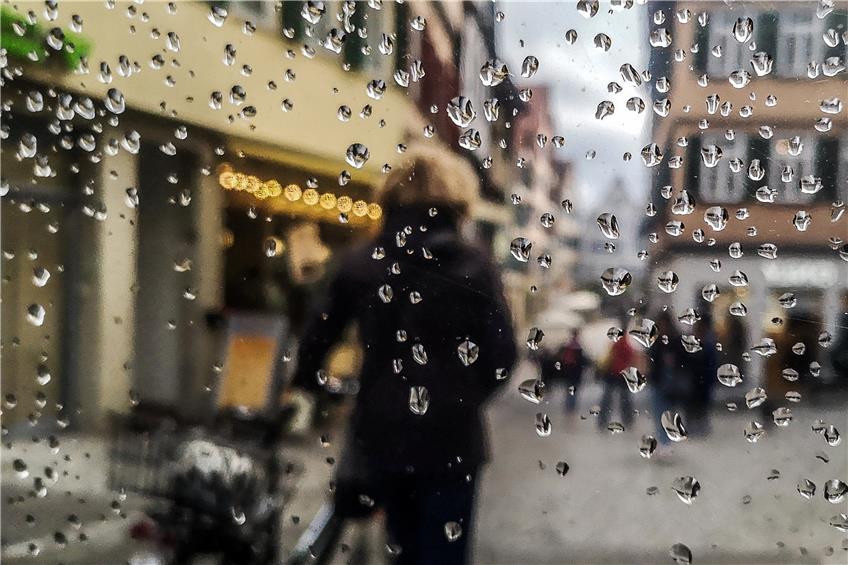 Regen im Spiegelbild in der Tübinger Altstadt. Archivbild: Ulrich Metz