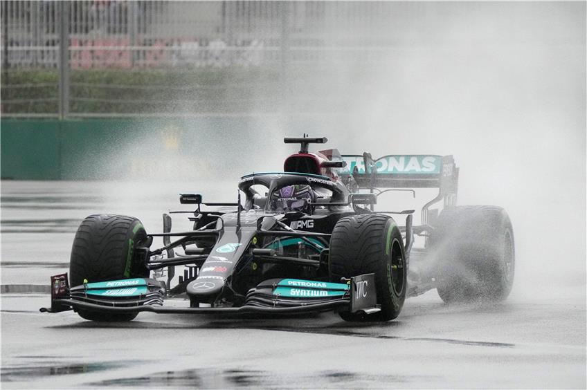 Regenschlacht in Russland: Das Team um Lewis Hamilton musste sein gesamtes taktisches Können aufbieten, um dem Weltmeister zum 100. Sieg zu verhelfen. Foto: Sergei Grits