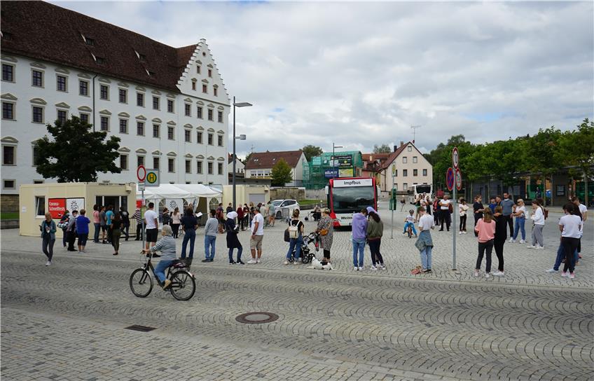 Reger Zulauf beim Impfbus auf dem Eugen-Bolz-Platz in Rottenburg. Bild: Andreas Straub