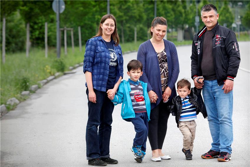 Regina Pilz (ganz links) hat erst mal „Hallo“ gesagt zur albanischen Familie Cacorri mit (von links) Arvi, Vitore, Noel und Arben Cacorri.Bild: Faden