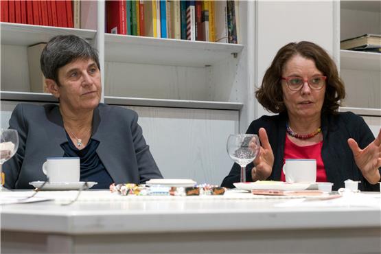 Regine Kottmann (links) und Petra Sartingen arbeiten schon sehr lange bei Tima. Bild: Ulrich Metz