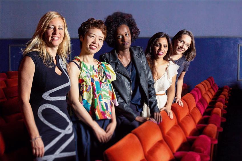 Regisseurin Barbara Miller mit vier ihrer befragten Frauen: (von links) Rokudenashiko, Leyla Hussein, Vithika Yadav und Doris Wagner. Foto: X-Verleih