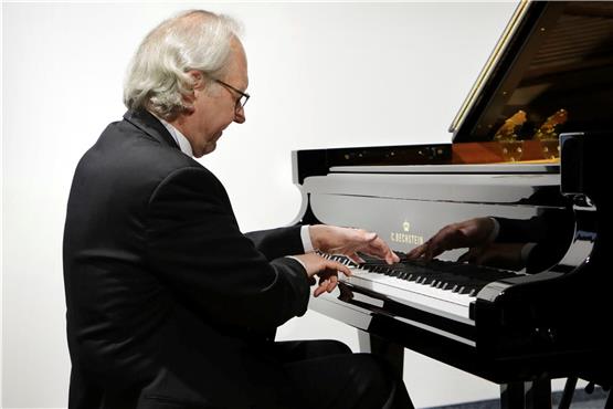 Reinhard Becker spielt Debussy im Bechstein Centrum.Bild: Faden