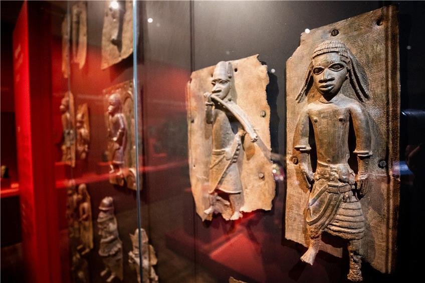 Reliefplatten aus Nigeria im Stuttgarter Linden-Museum. Foto: Christoph Schmidt/dpa