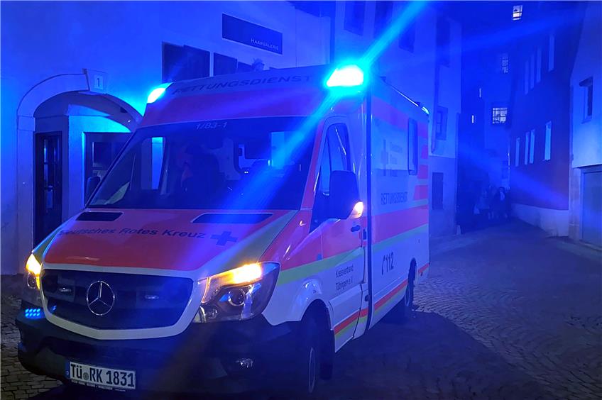 Rettungsdienst im Einsatz am Schmotzigen in Rottenburg. Bild: Hans-Jörg Schweizer