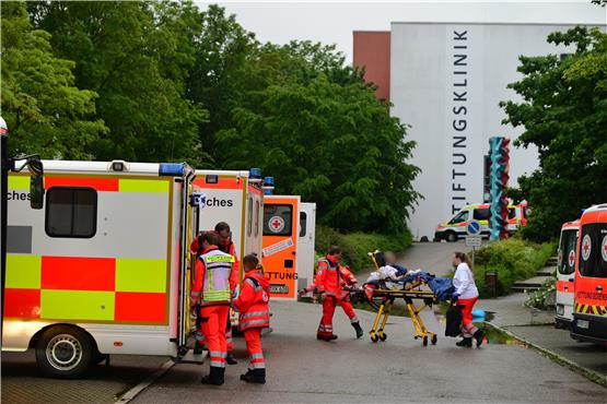 Rettungskräfte evakuieren Patienten aus der Stiftungsklinik in Weißenhorn. Foto: Jörg Iser/Südwestdeutsches Mediennetzwerk/dpa