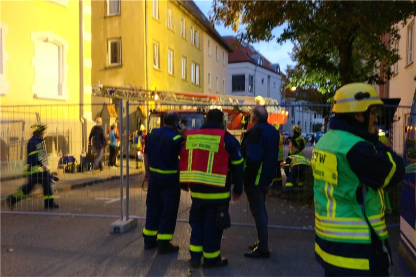 Rettungskräfte in der Rottenburger Schuhstraße: Das Technische Hilfswerk begann am Nachmittag, das Haus von außen abzustützen. Bild: Angelika Bachmann