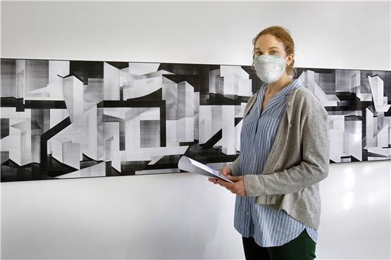 Reutlingen, Städtische Galerie: Kuratorin Carmen Reichmuth – noch allein in der Ausstellung. Bild: Horst Haas