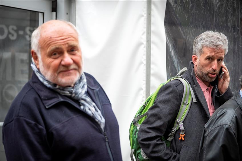 Rezzo Schlauch (links) und Tübingens OB Boris Palmer auf dem Weg zur Verhandlung des Landesschiedsgerichts der Grünen in der Geschäftsstelle in Stuttgart. Bild: Roland Hägele