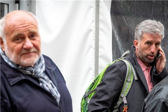 Rezzo Schlauch (links) und Tübingens OB Boris Palmer auf dem Weg zur Verhandlung des Landesschiedsgerichts der Grünen in der Geschäftsstelle in Stuttgart. Bild: Roland Hägele