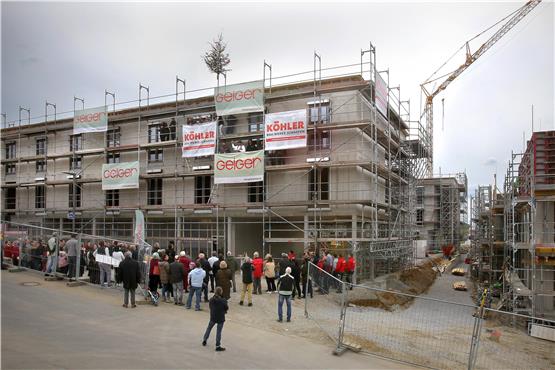 Richtfest in Ergenzingen: Das Gebäude links ist das neue Pflegeheim. Rechts entstehen 28 Wohnungen. Bild: Erich Sommer