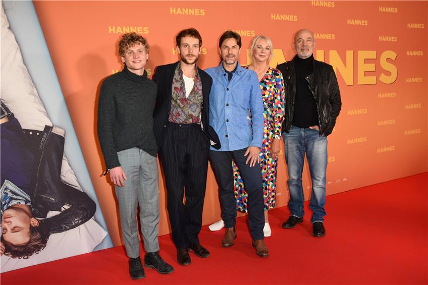 Rita Falk (Zweite von rechts) mit den Darstellern von „Hannes“ auf der Kinopremiere: (von links) Johannes Nussbaum, Leonard Scheicher, Hans Steinbichler und Heiner Lauterbach.