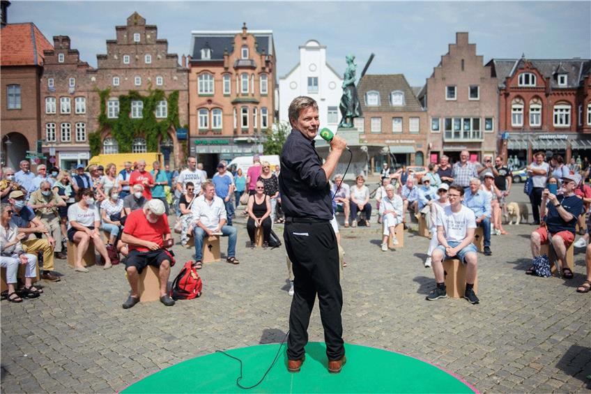 Robert Habeck tourt durch Norddeutschland. Manch einer sähe ihn anstelle von Annalena Baerbock lieber als Kanzlerkandidaten. Foto: Gregor Fischer/AFP