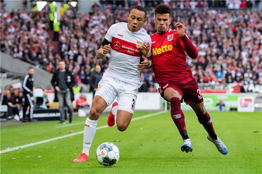 Roberto Massimo (l.) vom VfB Stuttgart in Aktion gegen Chima Okoroji (r) vom SSV Jahn Regensburg. Foto: Tom Weller/dpa