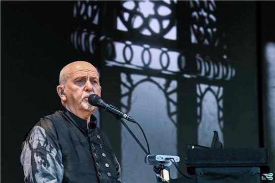 Rock-Gigant mit Geist und auch Humor: Der frühere Genesis-Sänger Peter Gabriel auf dem Münchner Königsplatz. Foto: Udo Eberl