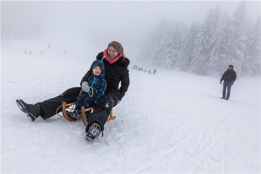 Rodelspaß im Schwarzwald: Tanja Gorski und ihr Sohn Julian nutzen das Neujahrswochenende für einen Ausflug in den Schnee. Foto: Philipp von Ditfurth/dpa