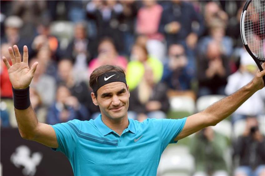 Roger Federer aus der Schweiz bedankt sich nach seinem Sieg gegen Zverev beim Publikum. Foto: Marijan Murat/Archiv dpa