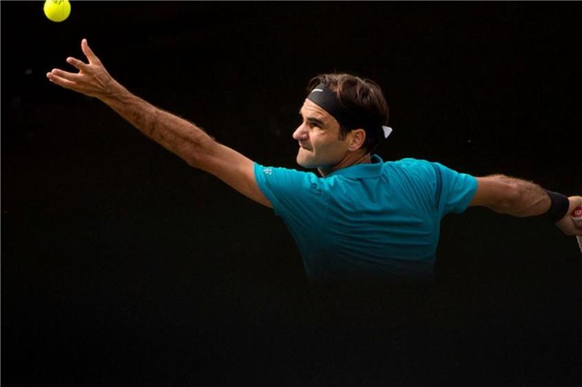 Roger Federer schlägt auf. Foto: Marijan Murat dpa