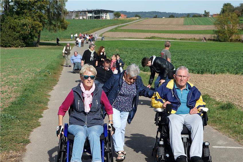 Rollstuhlfahrer brauchen asphalierte Strecken, um hinaus in die freie Natur zu gelangen – so wie hier auf dem Weg von Oberndorf in Richtung Seebronn. Bild: Andreas Straub