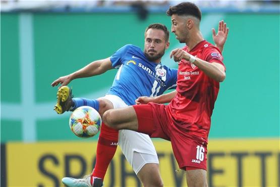 Rostocks Pascal Breier (l) kämpft mit Stuttgarts Atakan Karazor um den Ball. Foto: Danny Gohlke