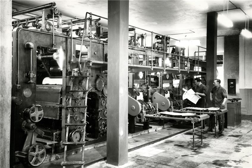 Rotationsmaschinenmeister Wilhelm Kreß prüft mit seinem Kollegen Johann Elmer die ersten Zeitungsexemplare der 1955 neu aufgestellten Hochdruckrotation (oben). Bild: Alfred Göhner