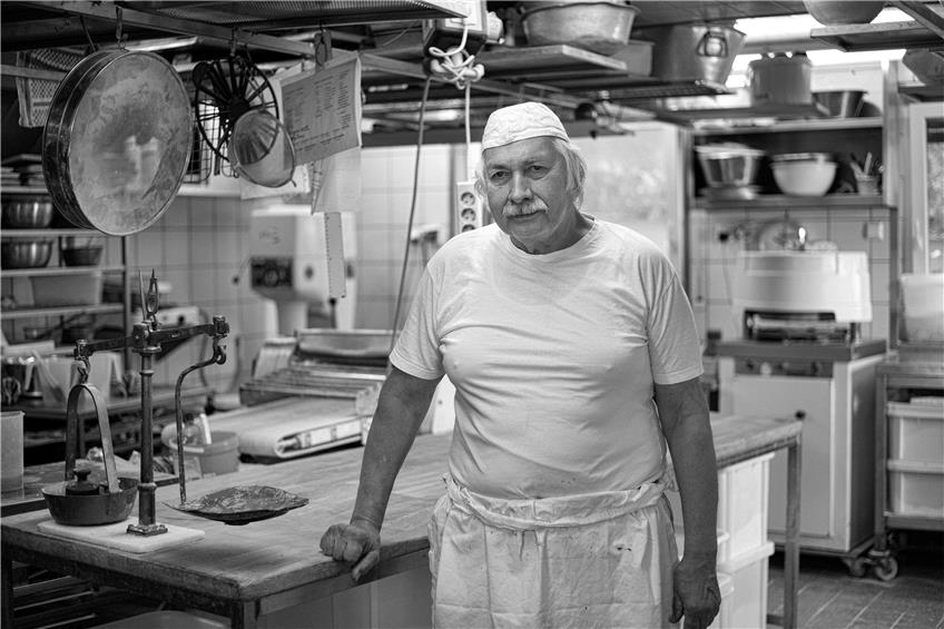 Rudi Hurlebaus stand 50 Jahre in der Backstube der Bäckerei Walker. Bild: Ulrich Metz