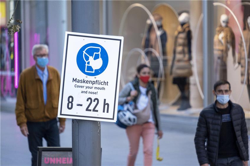 Rückzug der Maske im Freien: In Innenräumen jedoch dürfte die Maskenpflicht noch länger bestehen. Foto: Norbert Neetz/epd