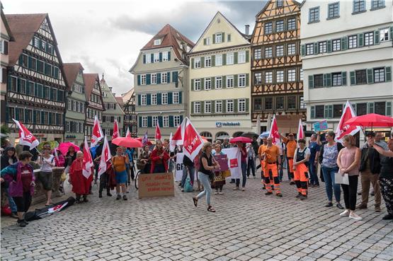 Rund 100 Menschen forderten, dass die Kommunalen Servicebetriebe Tübingen weiterhin den Müll in der Stadt abholen. Bild: Ulrich Metz