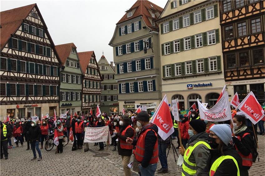 Rund 300 Streikende des Öffentlichen Dienstes kamen zur Kundgebung auf dem Tübinger Marktplatz. Bild: Volker Rekittke
