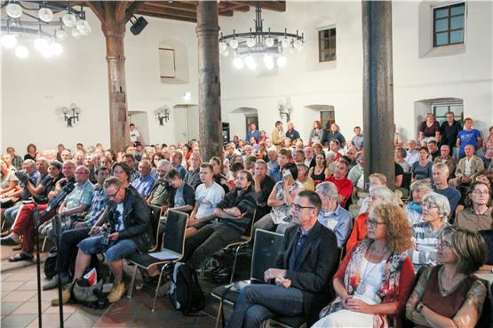 Rund 350 Zuhörer/innen waren gekommen, um den Wachstumskritiker Niko Paech (vorne 3. von rechts) in der Zehntscheuer zu hören. Bilder: Eisele