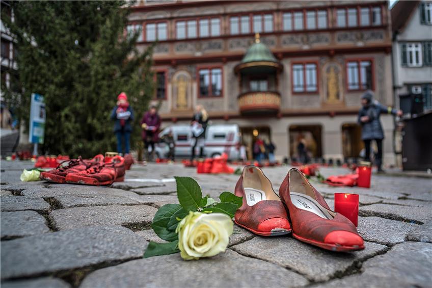 Rund 40 Personen beteiligten sich am Gedenken an die ermordeten Frauen. Bild: Ulrich Metz