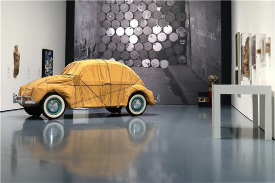 Rund um einen verpackten VW-Käfer zeigt der Kunstpalast Düsseldorf 70 Arbeiten des Künstlerpaares Christo und Jeanne Claude.