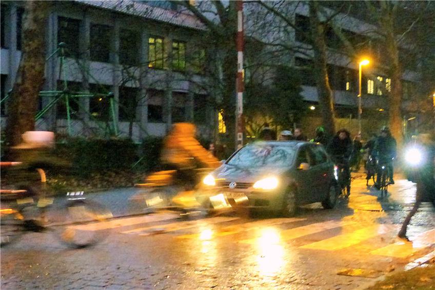 Rush Hour in der Uhlandstraße: Um 7.25 Uhr ist auch ihre westliche Einfahrt ein belebter Verkehrsknoten.Archivbild: Lisa Maria Sporrer