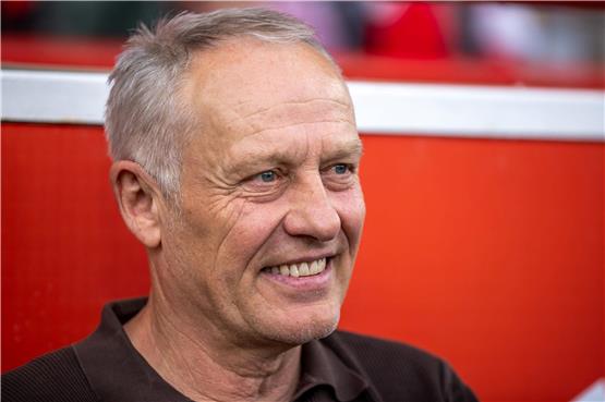SC Freiburgs Trainer Christian Streich lacht. Foto: Andreas Gora/dpa