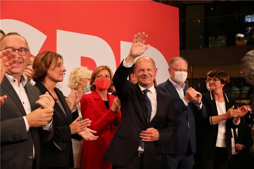 SPD-Spitzenkandidat Olaf Scholz genießt den Jubel im Willy-Brandt-Haus zusammen mit seiner Ehefrau Britta Ernst (2. von links). Foto: Frank Ossenbrink via www.imago-images.de