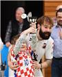 SV-Croatia-Spross Daniel Bubalo durfte den Pokal entgegennehmen. Bild: Ulmer