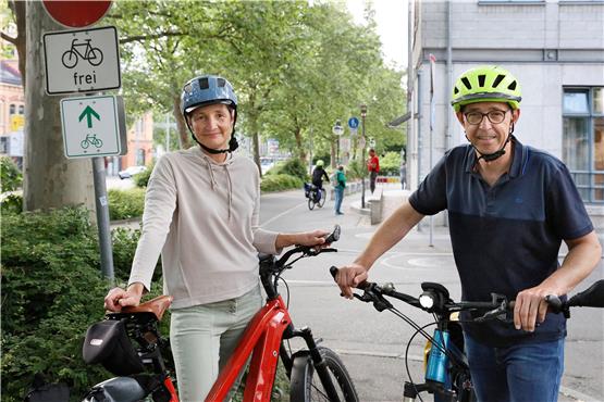 Sabine und Markus Plath im Ledergraben vor einer der vielen Stellen in Reutlingen, an denen die Verkehrsführung für Radler verbessert werden könnte. Bild: Horst Haas
