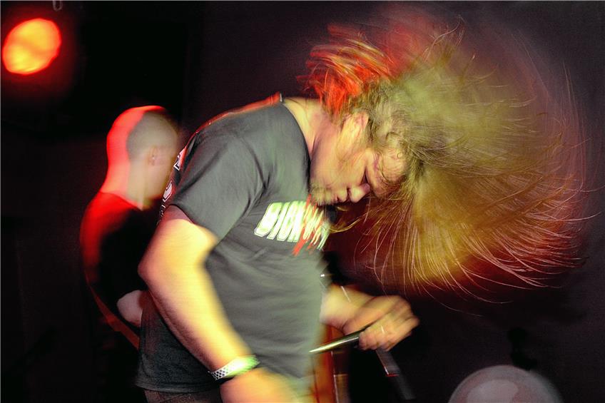 Sänger Hendrik Fuchs von Void Crew schleudert beim Headbangen seine Haare. Bild: Uli Rippmann