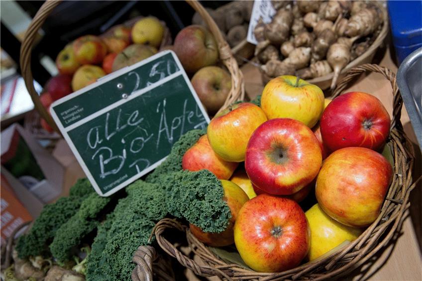 Saisonales Obst und Gemüse zu kaufen, ist ein wichtiger Schritt hin zu einer klimafreundlichen Ernährung. Foto: Jörg Carstensen/dpa