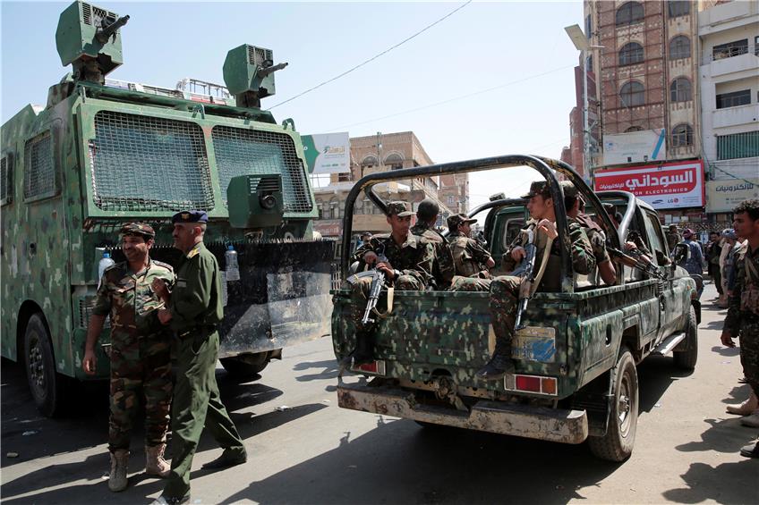 Sanaa im Jemen: Ein Wachposten mit Polizisten der Huthi-Rebellen. Zwei Ex-Bundeswehrsoldaten wollten anscheinend mit einer Söldnertruppe im Bürgerkriegsland viel geld verdienen.