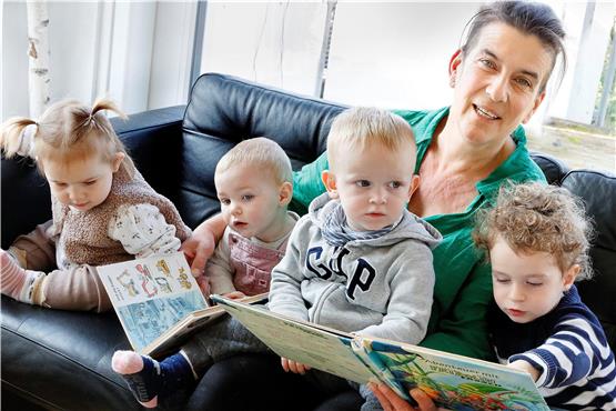 Sandra Rohrer mit ihren Tageskindern. Gemeinsames Lesen ist ein fester Bestandteil in ihrem Tagesablauf. Bild: Horst Haas