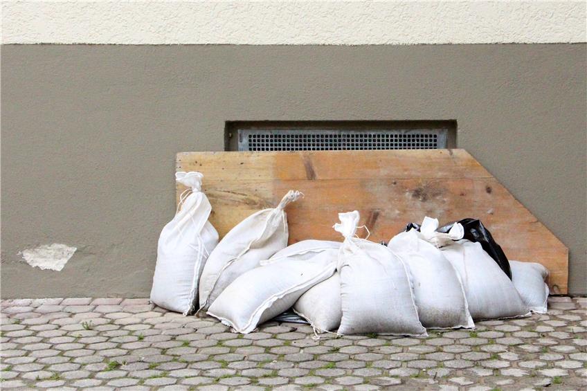 Sandsäcke vor einem Kellerfenster. Bild: Hans-Jörg Schweizer