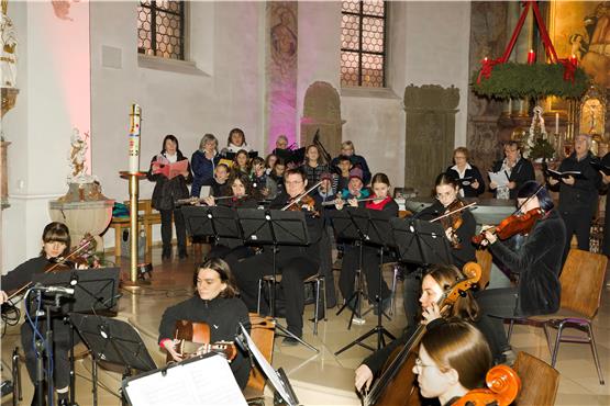 Sanfte Klänge präsentierten das Rockstreichorchester und der Chor in der Hirrlinger Kirche. Bild: Klaus Stifel
